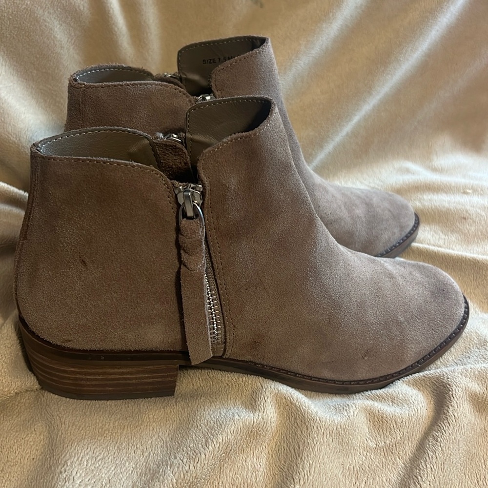 Dolce Vita women’s boots size 7.5- ankle bootie boots